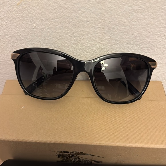 Burberry house check pattern wayfarer Sunglasses - Picture 3 of 6